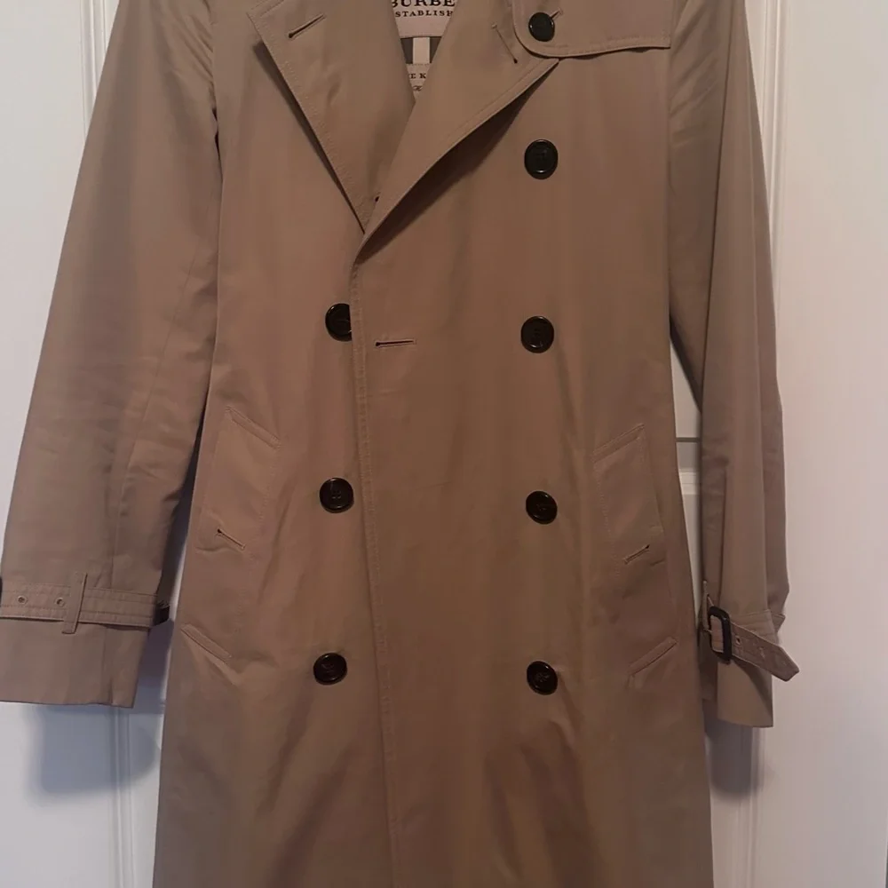 Authentic Burberry Kensington Heritage Trench Coat - Picture 2 of 9